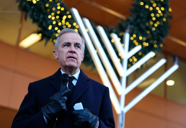 마크 카니 캐나다 총리가 온타리오주 오타와에서 열린 유대교 명절 하누카 기념식에 참석해 연설하고 있다.오타와=AP 연합뉴스