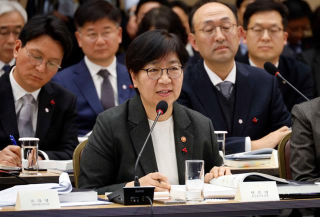 정은경 보건복지부 장관이 16일 세종시 정부세종컨벤션센터에서 열린 보건복지부 업무보고에서 발언하고 있다.세종=왕태석 선임기자