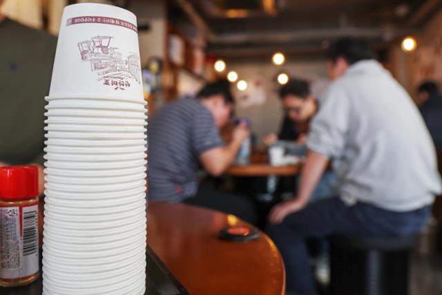 서울 시내 한 식당 테이블에 종이컵이 높이 쌓아올려져 있다.뉴스1