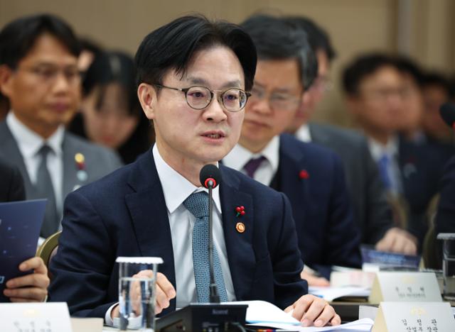 김정관 산업통상부 장관이 17일 세종시 정부세종컨벤션센터에서 이재명 대통령에게 업무보고를 하고 있다.대통령실통신사진기자단