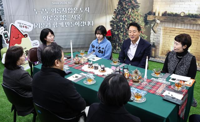 오세훈 서울시장이 17일 관악구 서울마음편의점을 방문해 상담사,이용자와 대화하고 있다.뉴스1