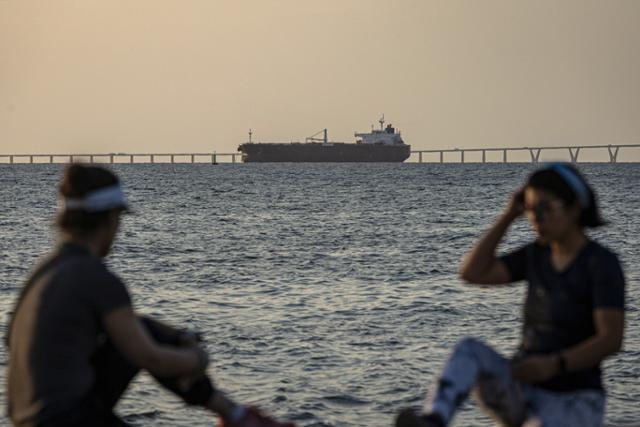 베네수엘라 마라카이보 호수 인근에서 17일 한 유조선이 보이고 있다.마라카이보=EPA 연합뉴스