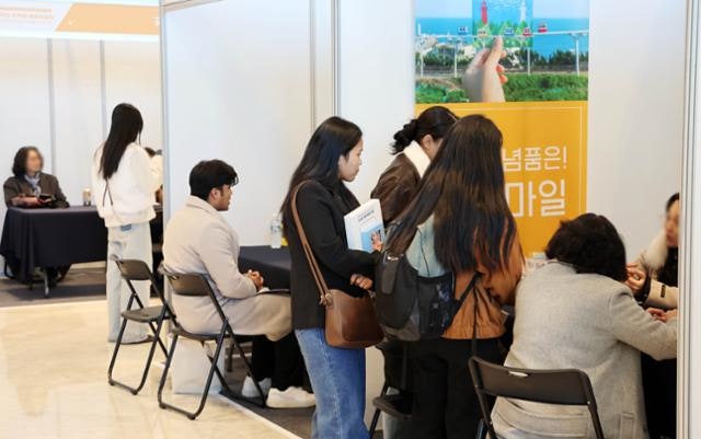 외국인 취업자 110만 돌파… 유학생 취업자 1년 새 72% 증가