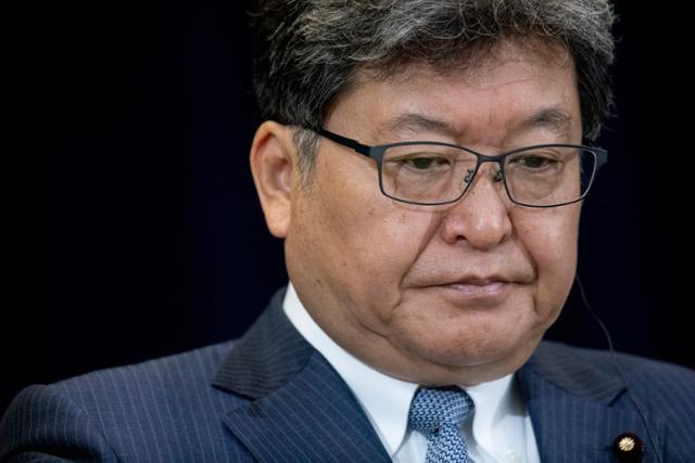 하기우다 고이치 당시 일본 경제산업장관이 2022년 8월 29일 미국 워싱턴에서 열린 외교·상무장관 2+2회의에 참석한 후 기자회견 도중 입을 굳게 다물고 있다.하기우다 집권 자민당 간사장 대행은 오는 21~23일