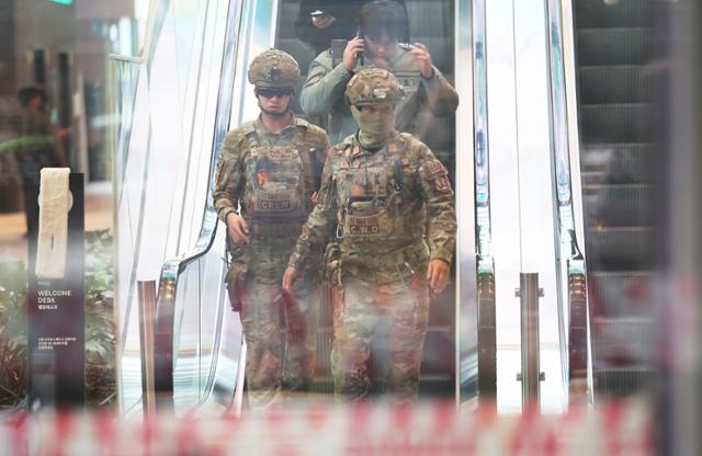 15일 경기 성남시 분당구 카카오 판교아지트를 폭파하겠다는 협박 글이 카카오 CS센터(고객센터) 사이트에 올라오자 경찰과 군이 건물 내부를 수색하고 있다.연합뉴스.