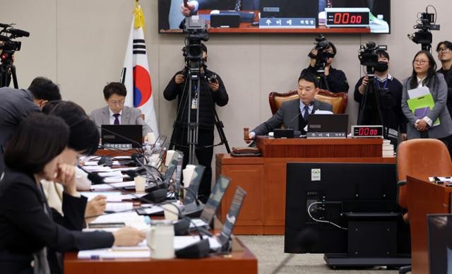 '영유 레테' 못 한다... ‘4세·7세 <b>고시 금지법</b>' 국회 법사위 통과