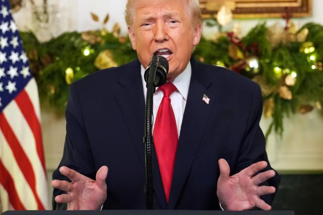 도널드 트럼프 미국 대통령이 17일 미 워싱턴 백악관 외교 접견실에서 대국민 연설을 하고 있다.워싱턴=AP 연합뉴스