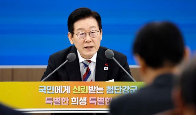 이 대통령 "군, 대체로 제자리 잘 지켜줬다"… 격려로 시작한 업무보고