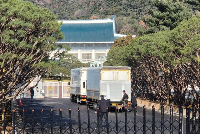 대통령 따라 시위대·경찰도 몰려온다… 긴장감 도는 청와대