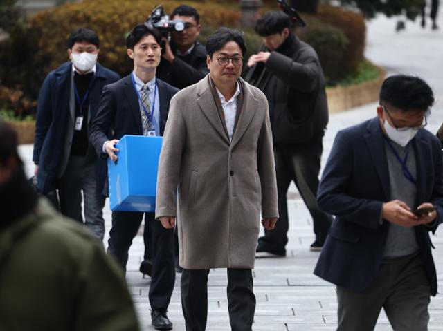 검찰의 '관봉권 띠지 폐기 의혹'을 수사하는 안권섭 상설 특별검사팀이 19일 수색·검증영장을 집행하기 위해 서울 중구 남대문로3가 한국은행 발권국으로 향하고 있다.연합뉴스