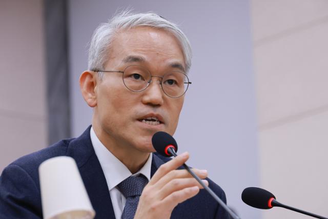 천대엽 법원행정처장이 18일 국회법제사법위원회 전체회의에 참석해 의원 질의에 답하고 있다.연합뉴스