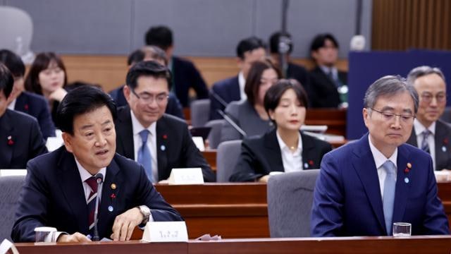 이 대통령 "<b>통일부</b>는 남북관계 개선, <b>외교부</b>는 경제영토 확장 역할을"