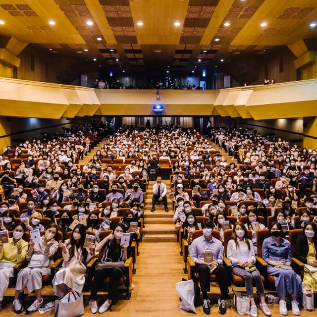 '돈의 속성' 김승호 회장이 진행한 북콘서트 현장.스노우폭스 출판사 제공