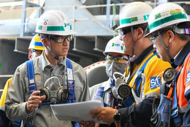 정기선(맨 왼쪽) HD현대 회장이 9월 전남 영암군 HD현대삼호 조선소를 찾아 작업 현장을 살피고,안전 시설물과 설비를 점검하고 있다.HD현대 제공