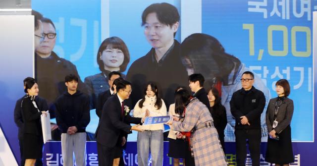 19일 오전 부산 강서구 김해국제공항 국제선 확충터미널에서 열린 김해공항 국제여객 1000만 명 달성 기념행사에서 남창희 한국공항공사 김해공항장이 1,<a href=