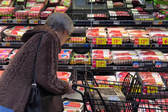 한 미국 시민이 올해 12월 로스앤젤레스에서 식료품을 구매하고 있다.로스앤젤레스=EPA 연합뉴스
