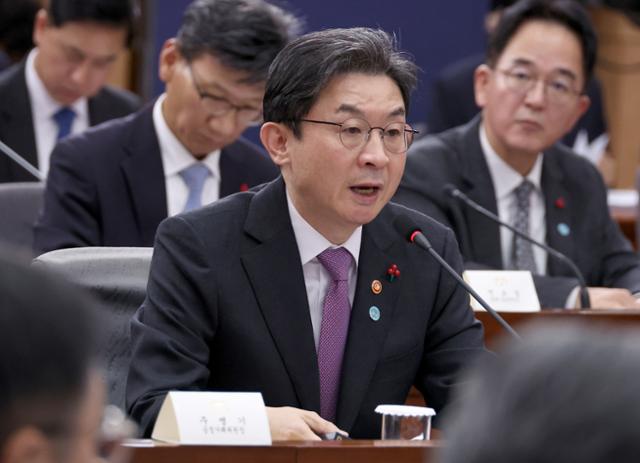 이억원 금융위원장이 19일 정부서울청사 별관에서 이재명 대통령에게 업무보고를 하고 있다.왕태석 선임기자