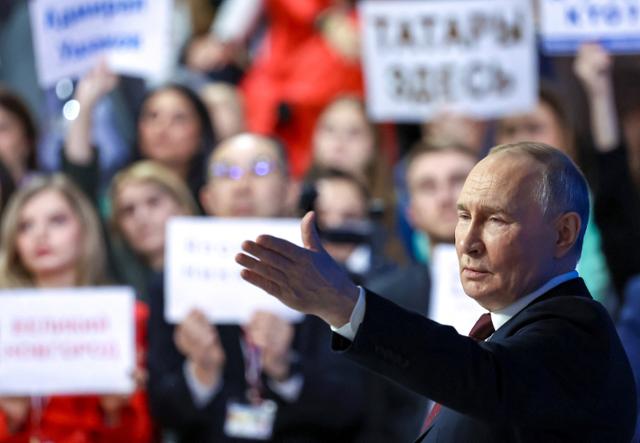 블라디미르 푸틴 러시아 대통령이 19일 모스크바에서 열린 연말 기자회견에서 질문자를 지목하고 있다.모스크바=로이터 연합뉴스