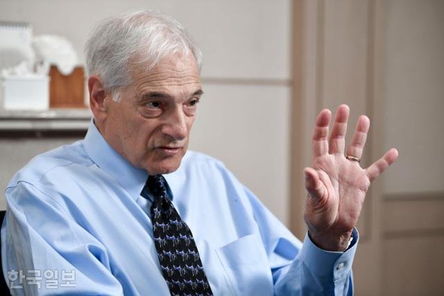 로버트 갈루치 미국 조지타운대 명예교수가 지난해 5월 28일 서울 서대문구 연세대 알렌관에서 본보와 인터뷰하고 있다.한국일보 자료사진