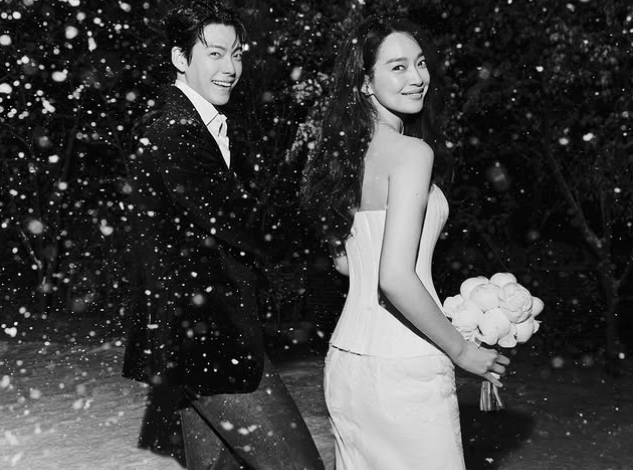 배우 김우빈과 신민아의 웨딩사진이 공개됐다. 두 사람은 오늘(20일) 10년 열애 끝에 결혼식을 올린다. 에이엠엔터테인먼트 SNS