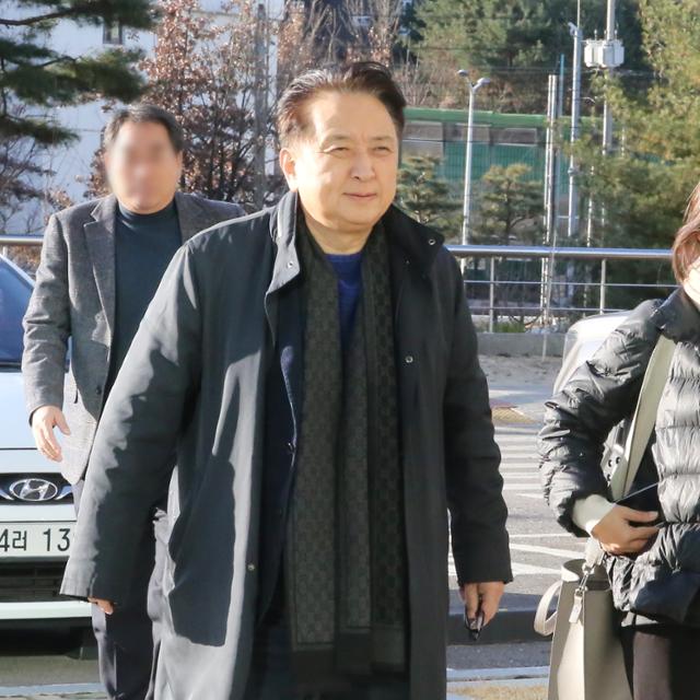 김영환 충북지사가 21일 조사를 받기 위해 충북경찰청에 출석하고 있다.뉴시스