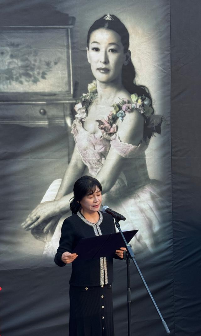 21일 배우 윤석화의 마지막 길을 배웅하는 노제가 열린 서울 대학로 한예극장 마당에서 길해연 한국연극인복지재단 이사장이 추도사를 낭독하고 있다.한국연극인복지재단 제공