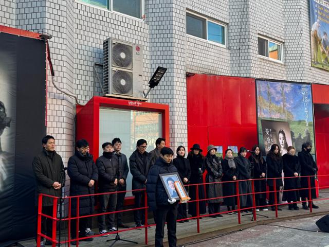 21일 배우 윤석화의 마지막 길을 배웅하는 노제가 열린 서울 대학로 한예극장 마당에서 배우들이 정훈희의 '꽃밭에서'를 부르고 있다.한국연극인복지재단 제공