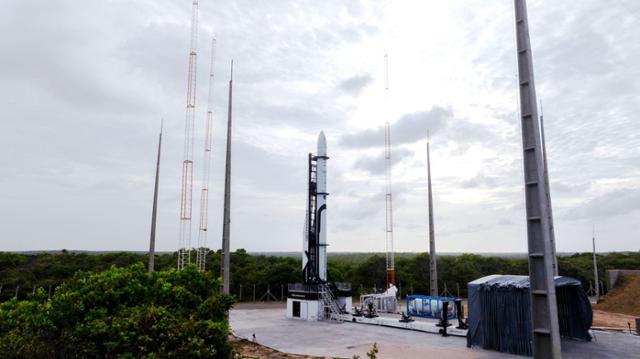 20일 오전 9시 30분(현지시간 19일 오후 9시 30분) 발사를 앞두고 기립된 민간 우주발사체 기업 이노스페이스의 첫 상업 우주발사체 '한빛-나노'.연합뉴스.