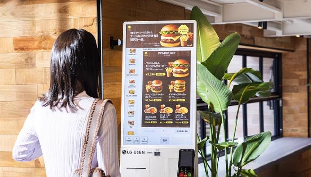 현금 결제 급감하는 일본 키오스크 시장 공략... LG전자 본격 공급