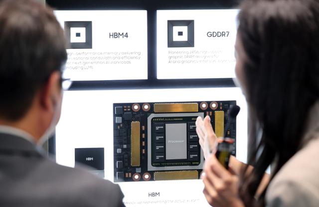 10월 28일 경북 경주 엑스포공원 에어돔에서 열린 APEC CEO 서밋 부대행사인 K-테크 쇼케이스 삼성전자 부스에서 참석자가 HBM4를 둘러보고 있다.뉴스1