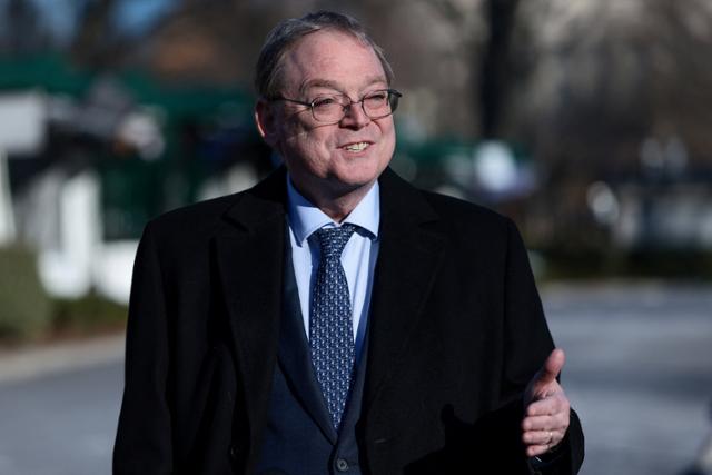 케빈 해싯 백악관 국가경제위원회(NEC) 위원장이 16일 워싱턴 백악관에서 나오며 취재진에게 인사하고 있다.워싱턴=로이터 연합뉴스