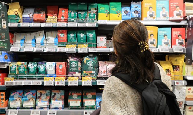 한국은행이 1년 7개월 만에 최고 수준으로 치솟은 지난달 수출입물가지수를 발표한 이달 12일 서울의 한 마트에 전량 수입하는 원두커피가 진열돼 있다.뉴스1