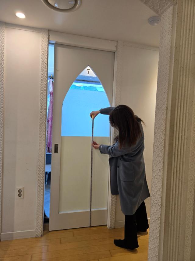 서울시 민생사법경찰국 직원이 불투명한 덮개종이를 출입문에 붙여 내부 확인을 어렵게한 시내 룸카페를 단속하고 있다.서울시 제공