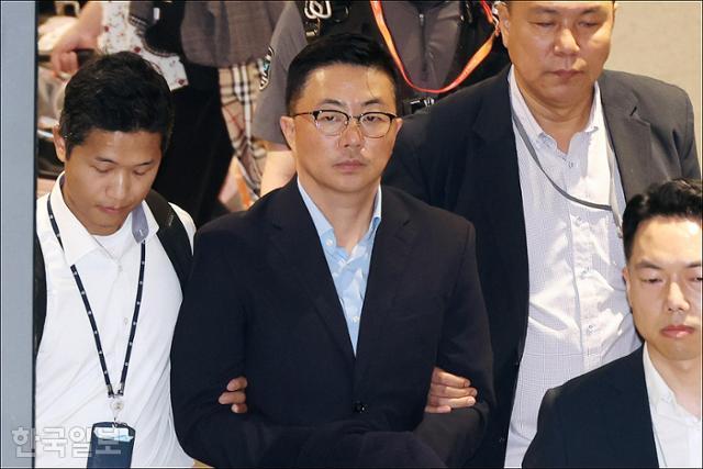 '집사 게이트'의 핵심 인물로 알려진 김예성씨가 8월 12일 오후 인천국제공항 입국장에서 윤석열 전 대통령의 부인 김건희 여사 관련 의혹을 수사중인 김건희 특검팀 관계자들에 의해 체포되어 특검 사무실로 향하고 있다.