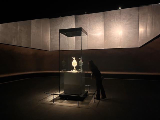 22일 충남 부여군 국립부여박물관 백제대향로관에서 열린 개관 기념 언론공개회에서 참석자가 전시된 백제금동대향로를 들여다보고 있다.국립부여박물관 제공