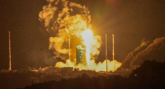 한국형 발사체 누리호(KSLV-Ⅱ)가 11월 27일 새벽 전남 고흥군 나로우주센터에서 우주로 날아오르고 있다.고흥=뉴스1