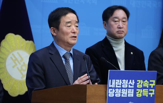 강득구(왼쪽) 더불어민주당 의원이 15일 국회 소통관에서 당 최고위원 보궐선거 출마 선언을 하고 있다. 뉴시스