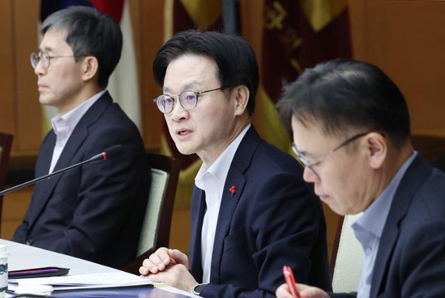 김정관 산업통상부 장관이 22일 서울 중구 대한상공회의소 챔버라운지에서 열린 '석유화학업계 사업재편 CEO 간담회' 중 발언하고 있다.뉴시스