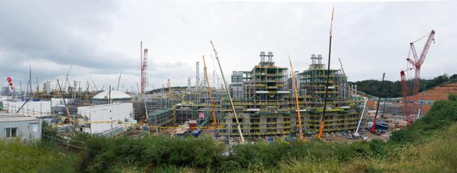 에쓰오일 샤힌 프로젝트 건설 현장에 원유를 정제해 석유화학 원료를 생산하는 TC2C,높이 118m의 프로필렌 분리타워,연간 180만 톤의 에틸렌을 생산하는 스팀크래커 등이 세워지고 있다.에쓰오일 제공