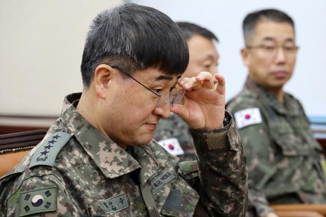 박안수 전 육군참모총장이 2월 서울 여의도 국회에서 열린 윤석열 정부의 비상계엄 선포를 통한 내란 혐의 진상규명 국정조사 특별위원회 4차 청문회에서 안경을 고쳐 쓰고 있다.뉴시스