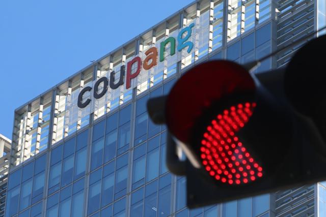 3370만 명의 이용자 개인정보 유출로 논란을 일으킨 쿠팡에 대해 정부가 영업정지를 검토하고 있다. 지난 18일 서울 송파구 쿠팡 본사 모습. 뉴시스