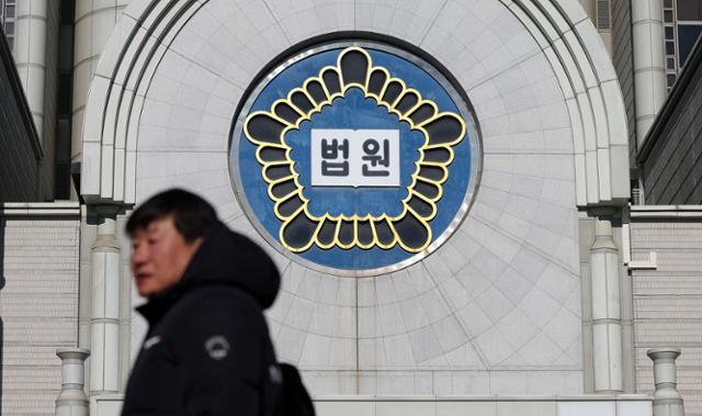 서울고등법원은 22일 내란전담재판부 설치와 관련해 대법원이 내놓은 대안의 실행 방안을 논의하기 위한 전체 판사회의를 진행한다.이날 서울고법이 위치한 서울 서초구 서울법원종합청사 모습.뉴시스