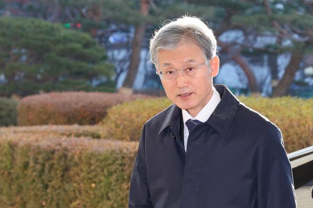 조희대 대법원장이 22일 서울 서초구 대법원에 도착해 출근하고 있다.뉴스1