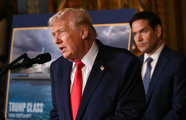 도널드 트럼프 미국 대통령은 22일 플로리다주 팜비치 마러라고 리조트에서 '황금함대(Golden Fleet)'의 핵심 전력이 될 새로운 전함급인 '트럼프급 전함' 건조 계획을 발표했다.팜비치=APF 연합뉴스