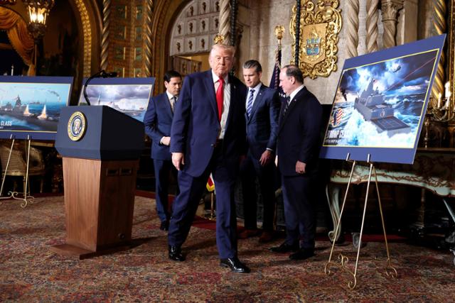 도널드 트럼프 미국 대통령은 22일 플로리다주 팜비치 마러라고 리조트에서 '황금함대(Golden Fleet)'의 핵심 전력이 될 새로운 전함급인 '트럼프급 전함' 건조 계획을 발표했다.팜비치=APF 연합뉴스