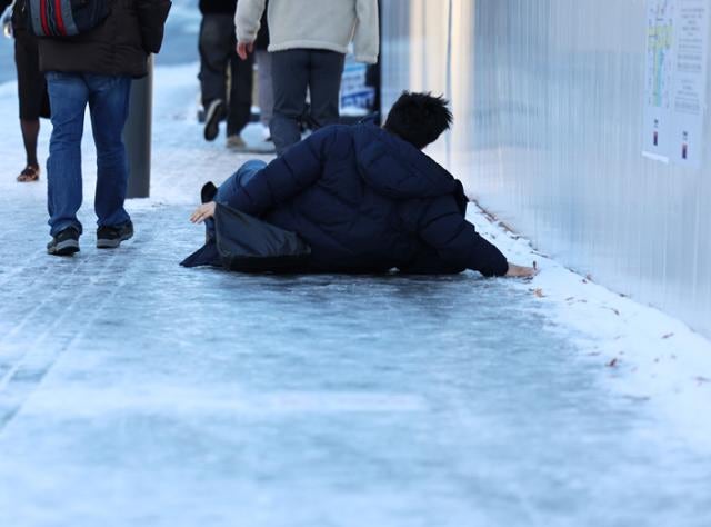 빙판길 걸을 땐 보폭·속도 줄이고 주머니에 손 넣지 마세요