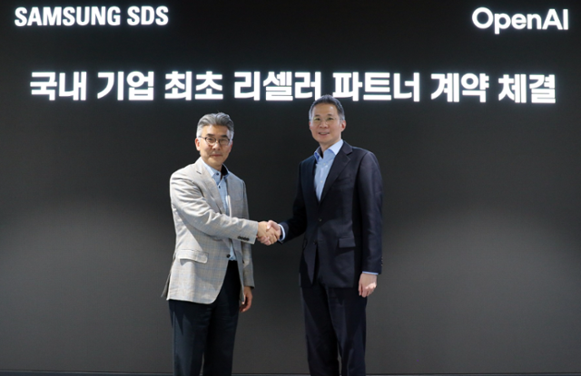 19일 서울 송파구 삼성SDS 잠실캠퍼스에서 이호준(왼쪽) 삼성SDS 클라우드서비스사업부장과 김경훈 오픈AI 코리아 총괄대표가 계약 체결 후 기념 촬영을 하고 있다.삼성SDS 제공