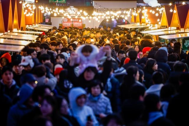 연말 붐비는 명소, AI로 인파 예측해 쾌적 관광 돕는다