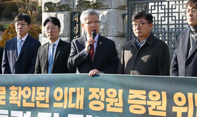 [사설] 2040년 1만8700명 부족...의사단체, 의대 증원 자세 전환을