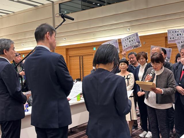 일본 시민단체 '조세이 탄광 수몰 사고를 역사에 새기는 모임'과 야당 국회의원들이 23일 도쿄 중의원 제1의원회관에서 열린 정부 교섭회에서 외무성,후생노동성,<a href=
